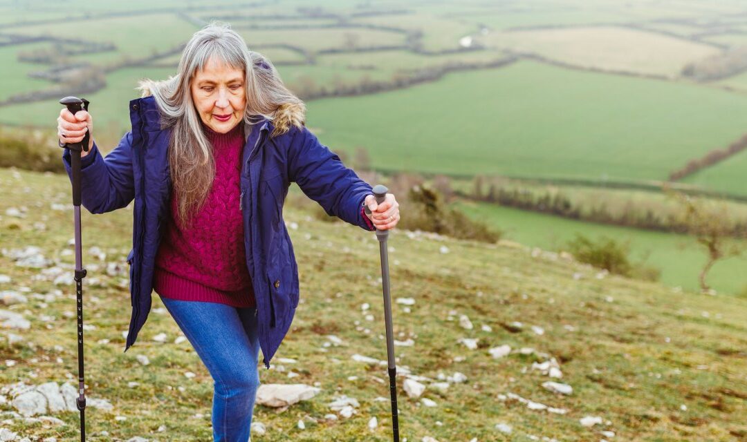 Aktywność fizyczna po 50. roku życia. Dlaczego nordic walking przyciąga dojrzałych uczestników?
