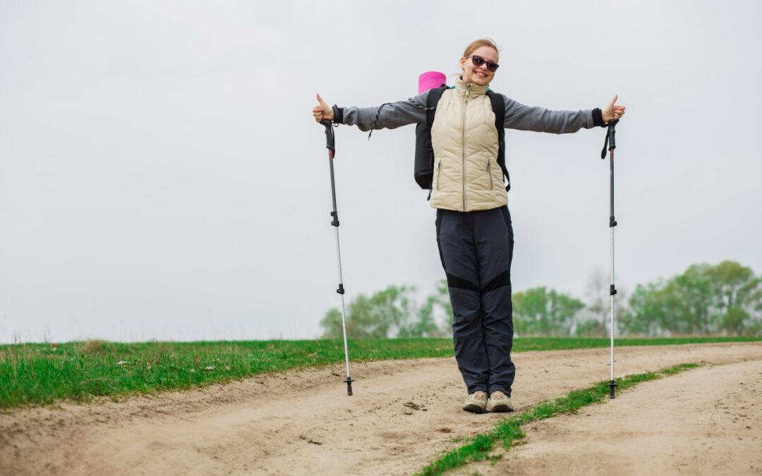 Nordic walking poza miastem. Jak przygotować się do marszu po naturalnych trasach?